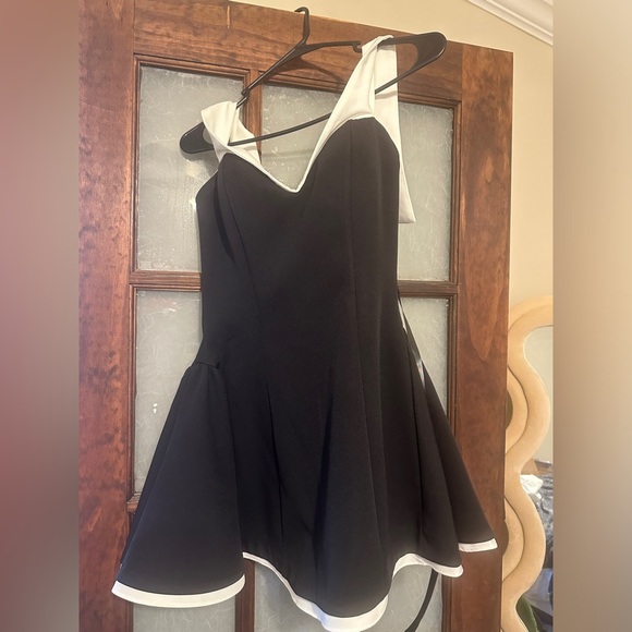 Black and white mini dress that flares at the hip. Size US small. NWT - Picture 8 of 8